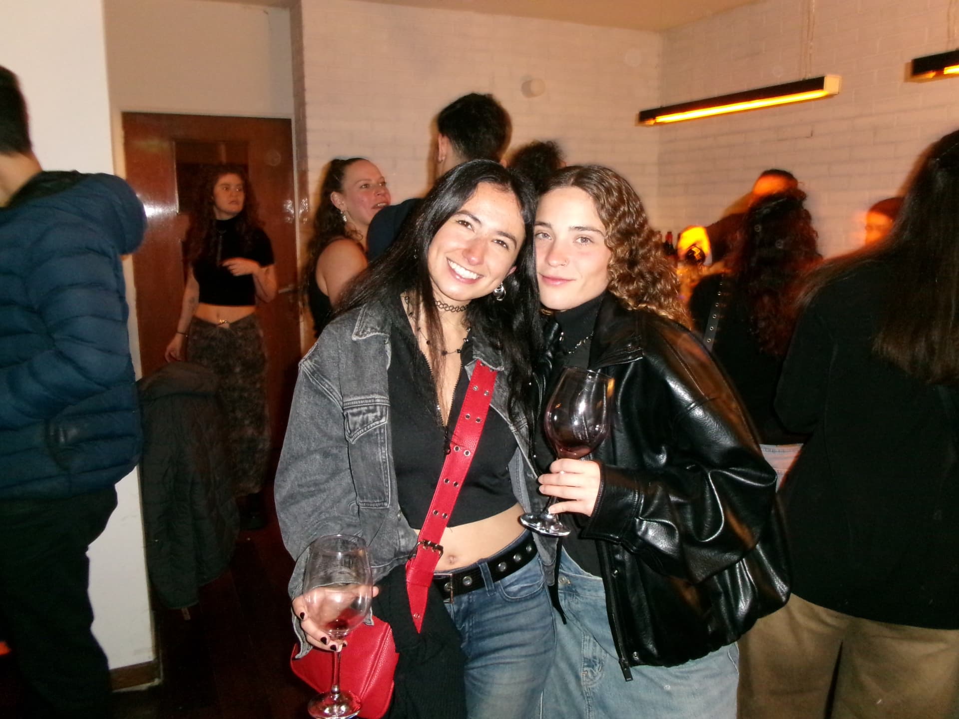 Impro Sessions - dos amigas brindando en la barra