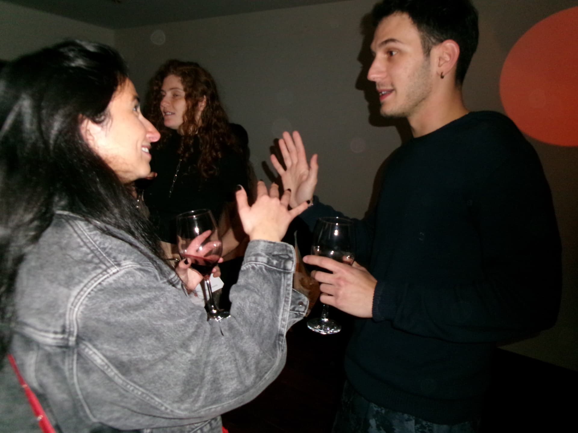 Impro Sessions - charla animada con copa en mano