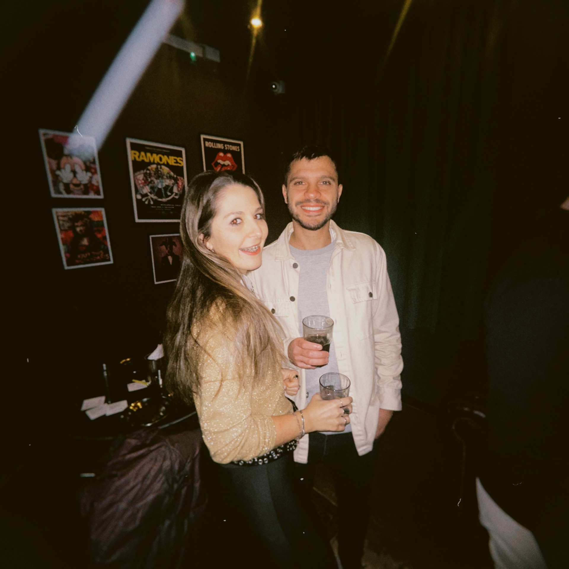 Impro Sessions - amigos disfrutando la noche con tragos