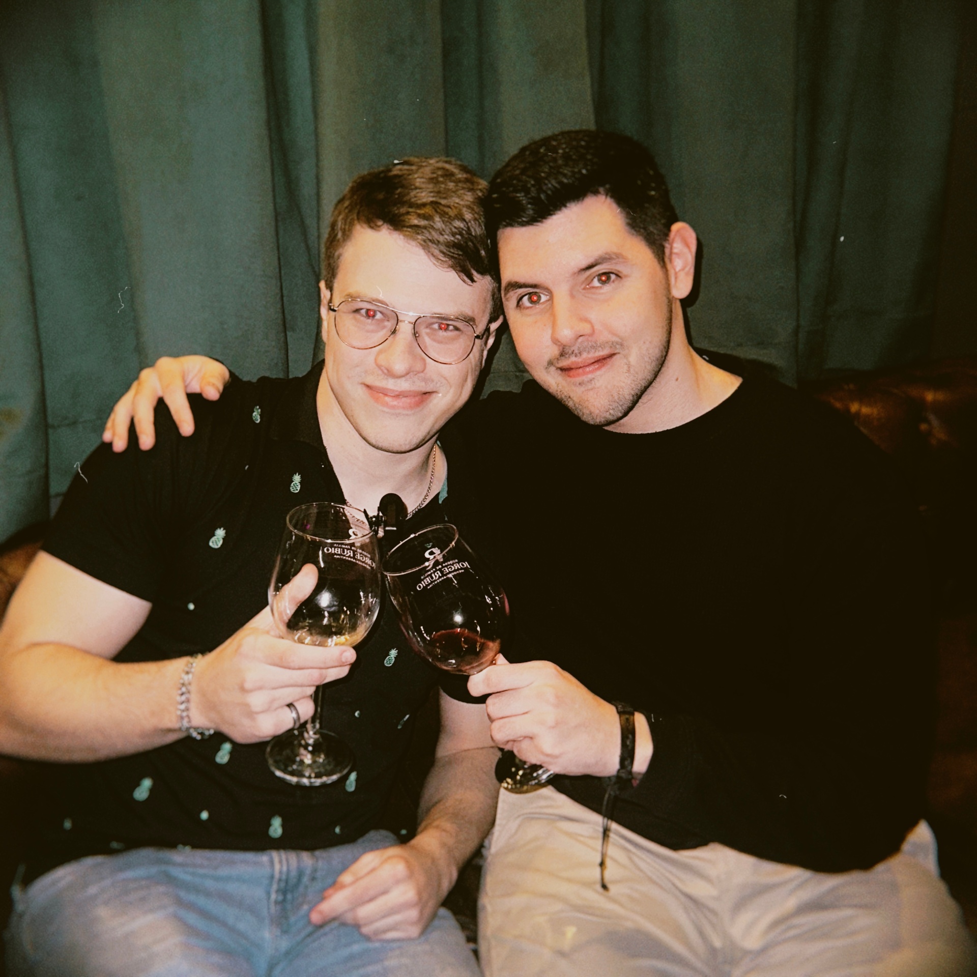 Impro Sessions - brindis con vino entre amigos